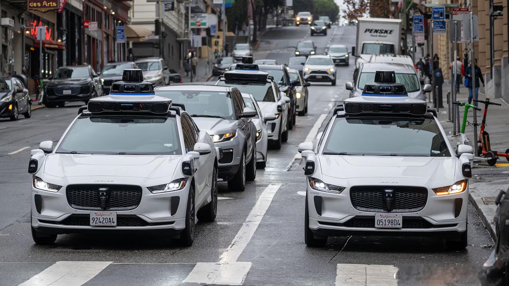Waymo的Robotaxi在亚特兰大的一些死胡同里横冲直撞5月18日，网上流传
