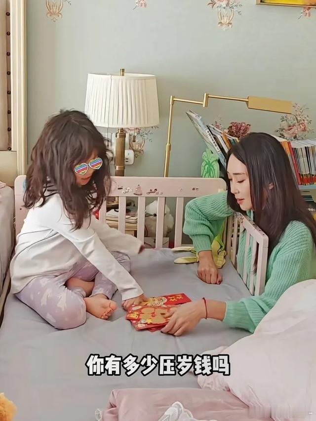 严屹宽老婆杜若溪带女儿去存压岁钱 有零有整的，看样子像是三万多，六岁肉肉还看中三