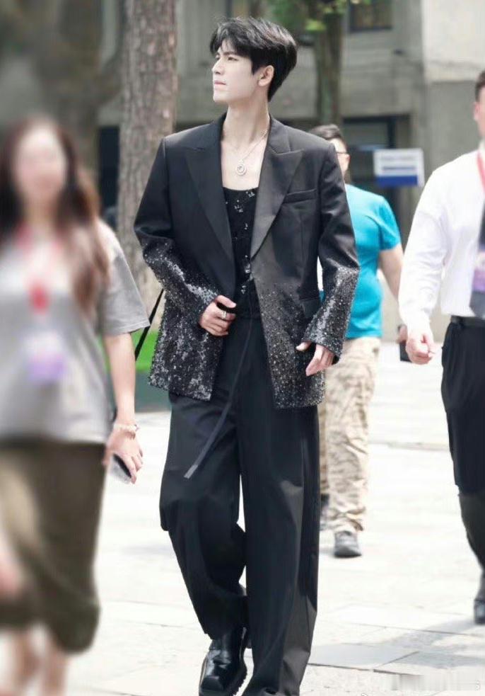 张凌赫拍戏间隙还录制了中秋晚会，妥妥的劳模典范，做他的事业粉也太幸福了 ​​​