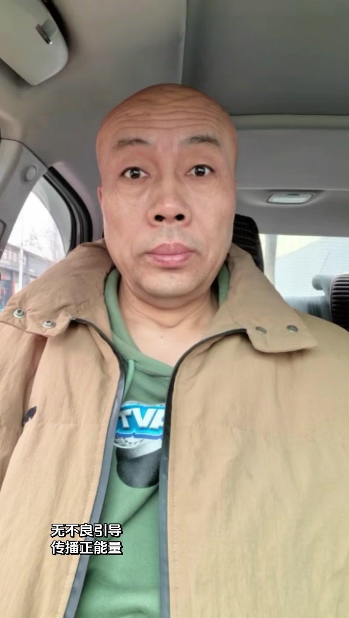 刷到这个视频，心里又酸又暖。消防员叔叔说“我们这身太脏了，拍了也没人看”，可他们