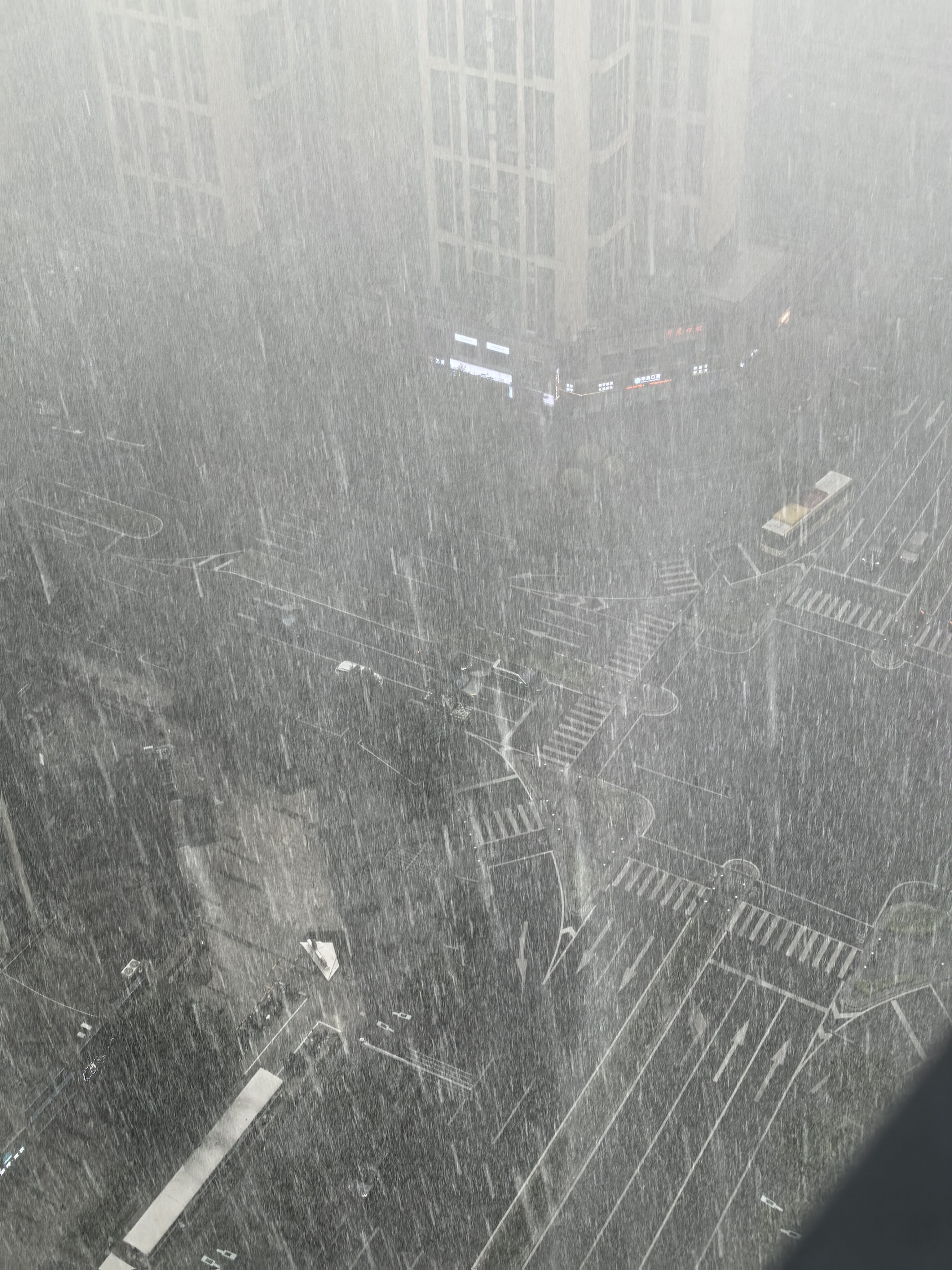 广州天气广州暴雨 上热搜了吗？巨大雨现在…🥲 