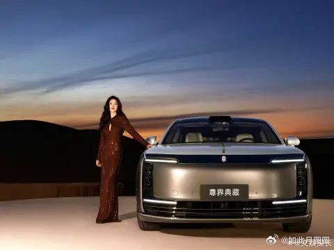 朱珠内娱收藏主理人鎏金质感碰撞素雅白，朱珠把东方奢华拿捏得恰到好处。没有繁杂堆砌