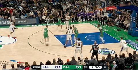 八村三分投进，今天3中2了 湖人领先13分，第二节还有1分钟湖人vs独行侠