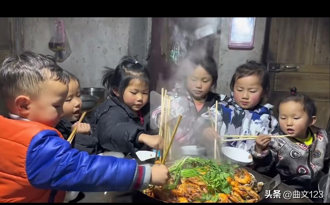 女人太伟大了，弟媳去世后，把三个孩子接到家，与自己的四个孩子一块养！
这位“伯娘