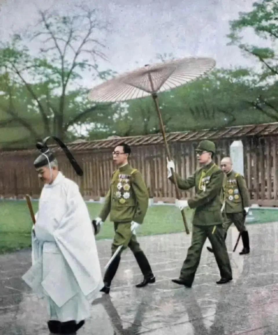 当年溥仪在日本访问时的一张照片。

在日本人眼中，他只是操控在手中的一只提线木偶