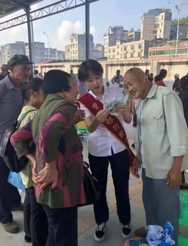 重庆一位女士，半夜发现银行卡被盗刷，一般人要么挂失，要么报警，她却干了件谁都没想