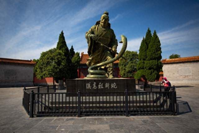 刘邦：全网最被低估的“混混皇帝”，开挂的人生全靠会“薅队友”