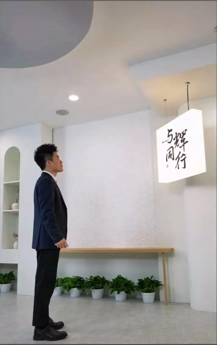 与人为善
与爱为伍

与光同尘
与辉同行

与时俱进
与日俱增
