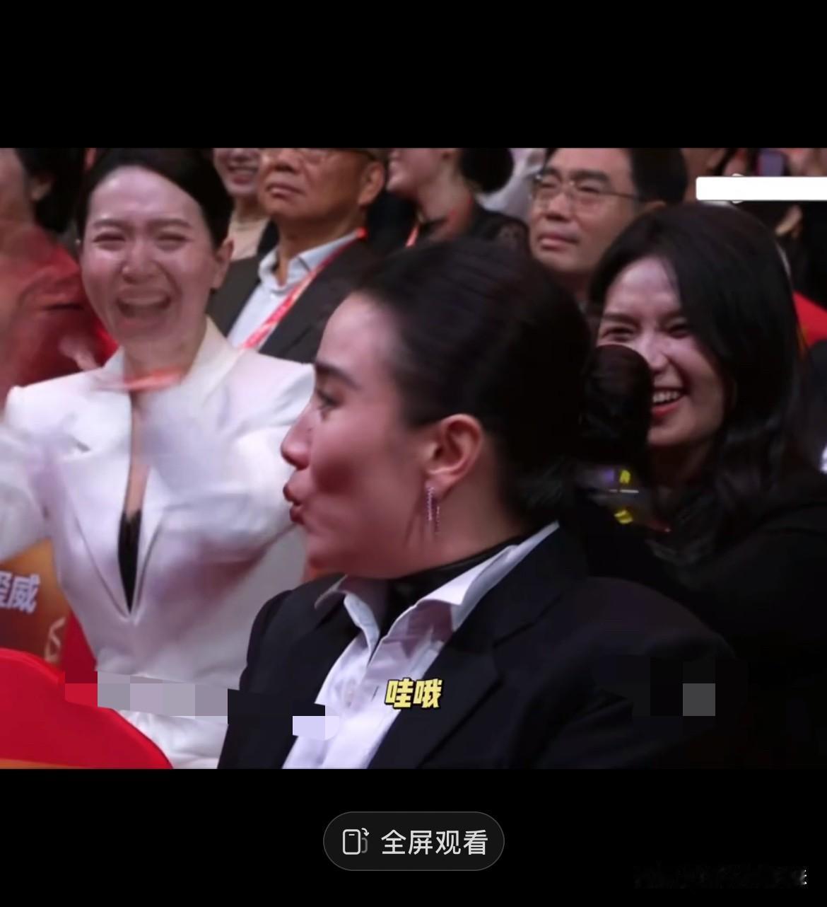 又是她，闫妮已经黑脸！
宋佳得的奖太多了！可以颁发给别人嘛[抠鼻]
还不就是沾了