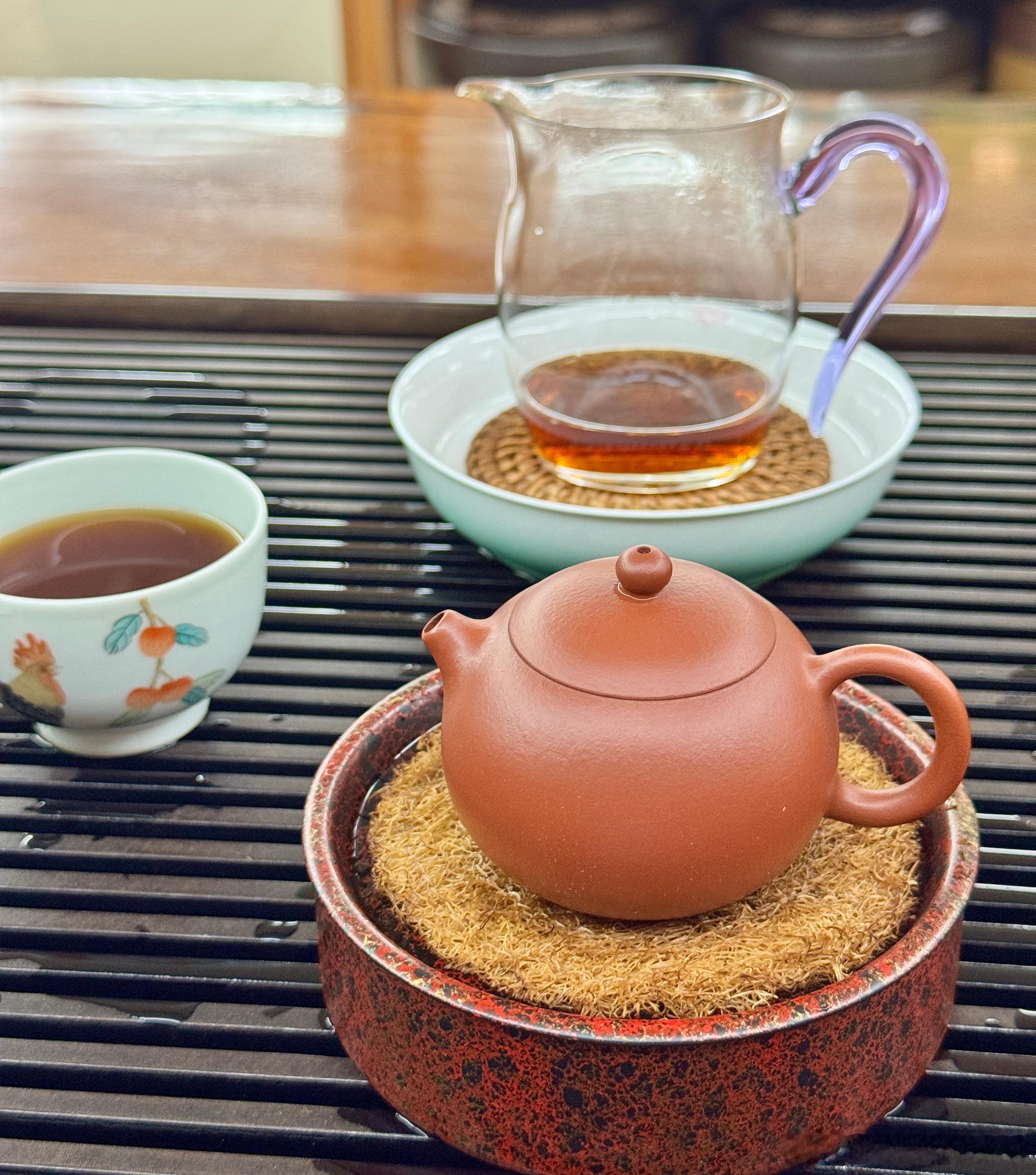 喝茶🫖醇厚，糯滑，有豆沙感，糯感，口腔里凉凉的。又下了一整天雨，这个天气喝一壶