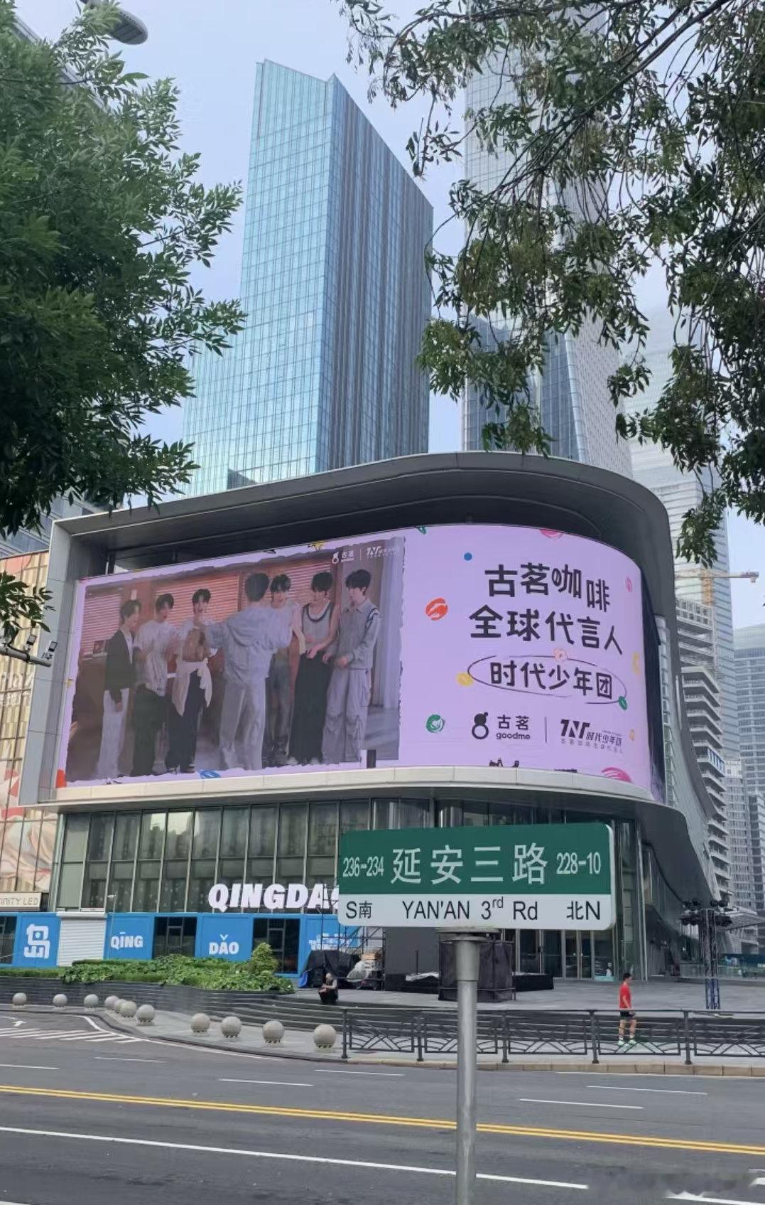 以屏幕为载体，传递少年赤诚锋芒。国内多城核心点位大屏全天轮播，叠加五城海外大屏同
