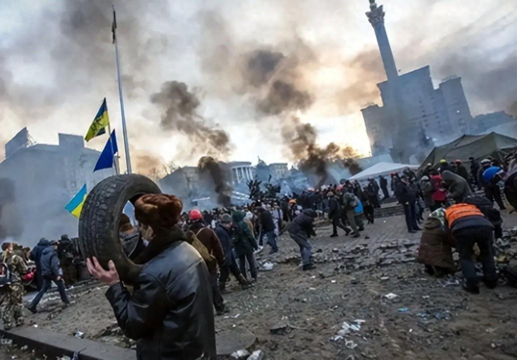 3 月 14 日深夜，莫斯科防空警报拉响了一整夜，俄军拼尽全力击落了 65 架直