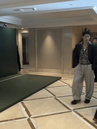 张亮穿搭基础气质就不基础 张亮的穿搭理念很值得借鉴——简约不等于简单，基础款也能