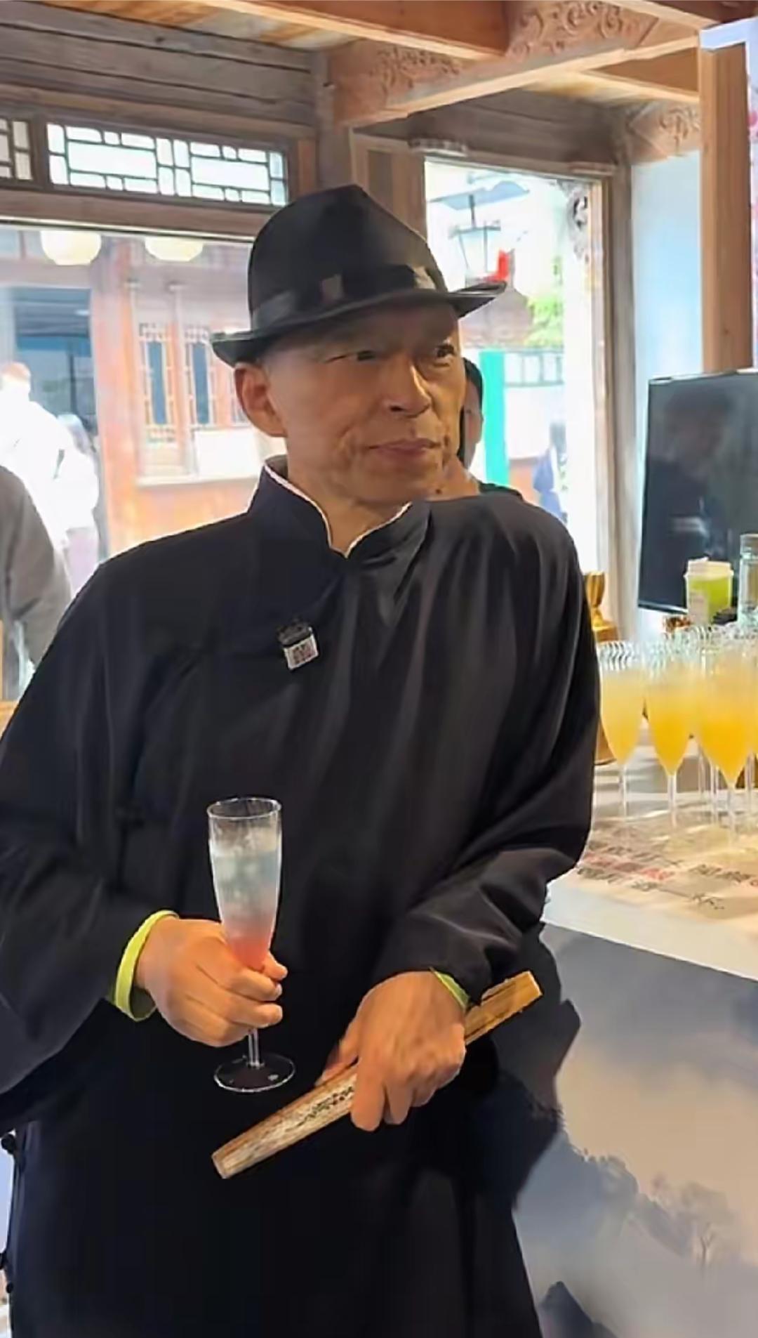 张朝阳品味酒时的一幕，那神态，那动作，叫一个绝。