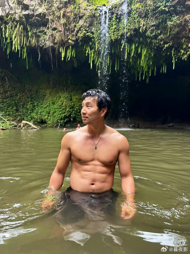[心]刘思慕秀肌肉好身材[憧憬]！他将在复仇者联盟5回归扮演尚气[酷]！！ ​​