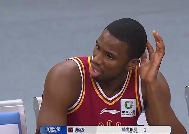 潘江看走眼了！在对阵北控男篮时，迪亚洛仅仅上场11分钟就收到5个犯规，其中还包括