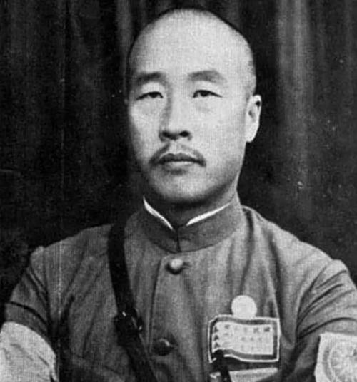 1936年的中秋节，韩复榘自己骑着单车，来到济南七大马路附近。街上没什么人，只有