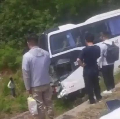 5月11日，河南安阳一满载游客大巴冲出公路，倒在路边，前方玻璃都已经撞碎，很多人