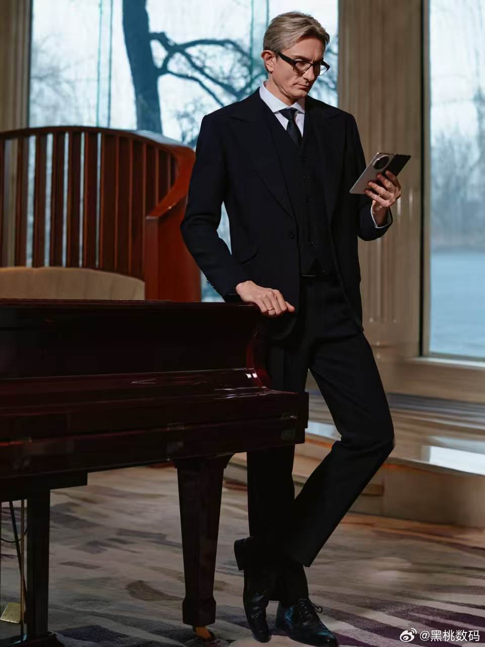 荣耀MagicV6还原法拉利的优雅法拉利先生与荣耀MagicV6，将优雅演绎到极