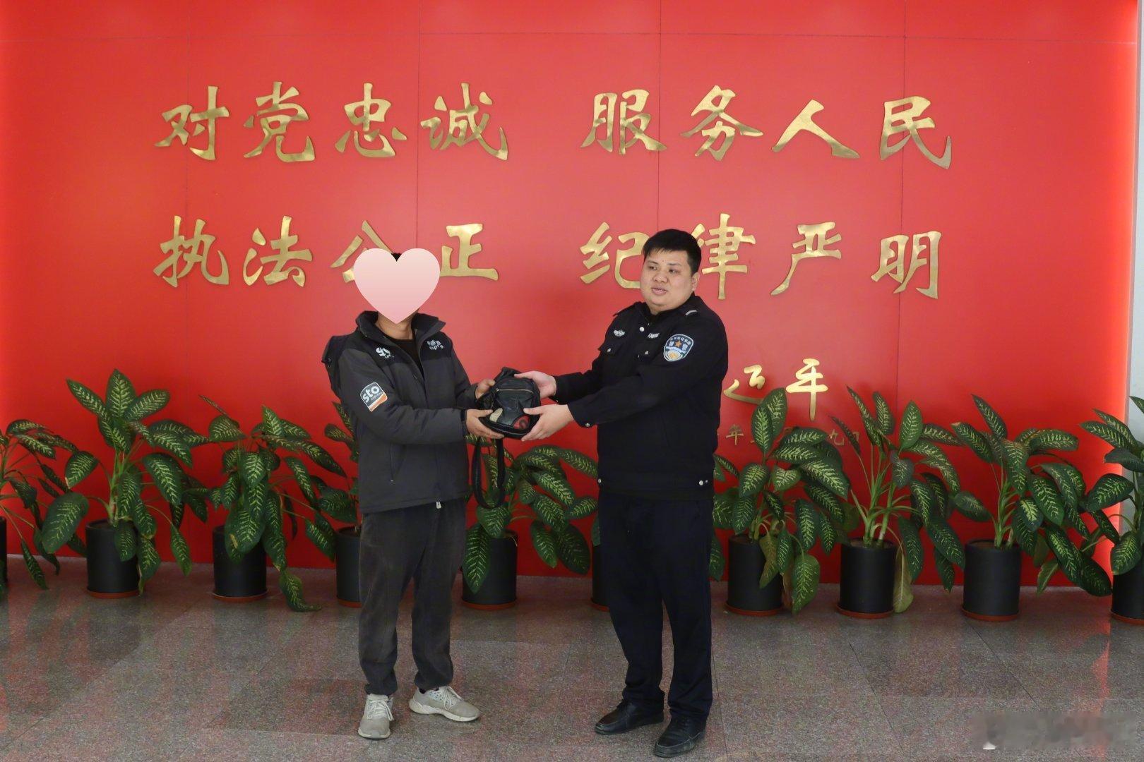 泉州热心学生捡到背包警察接力物归原主  “警察叔叔，我们刚才在马路边捡到一个背包