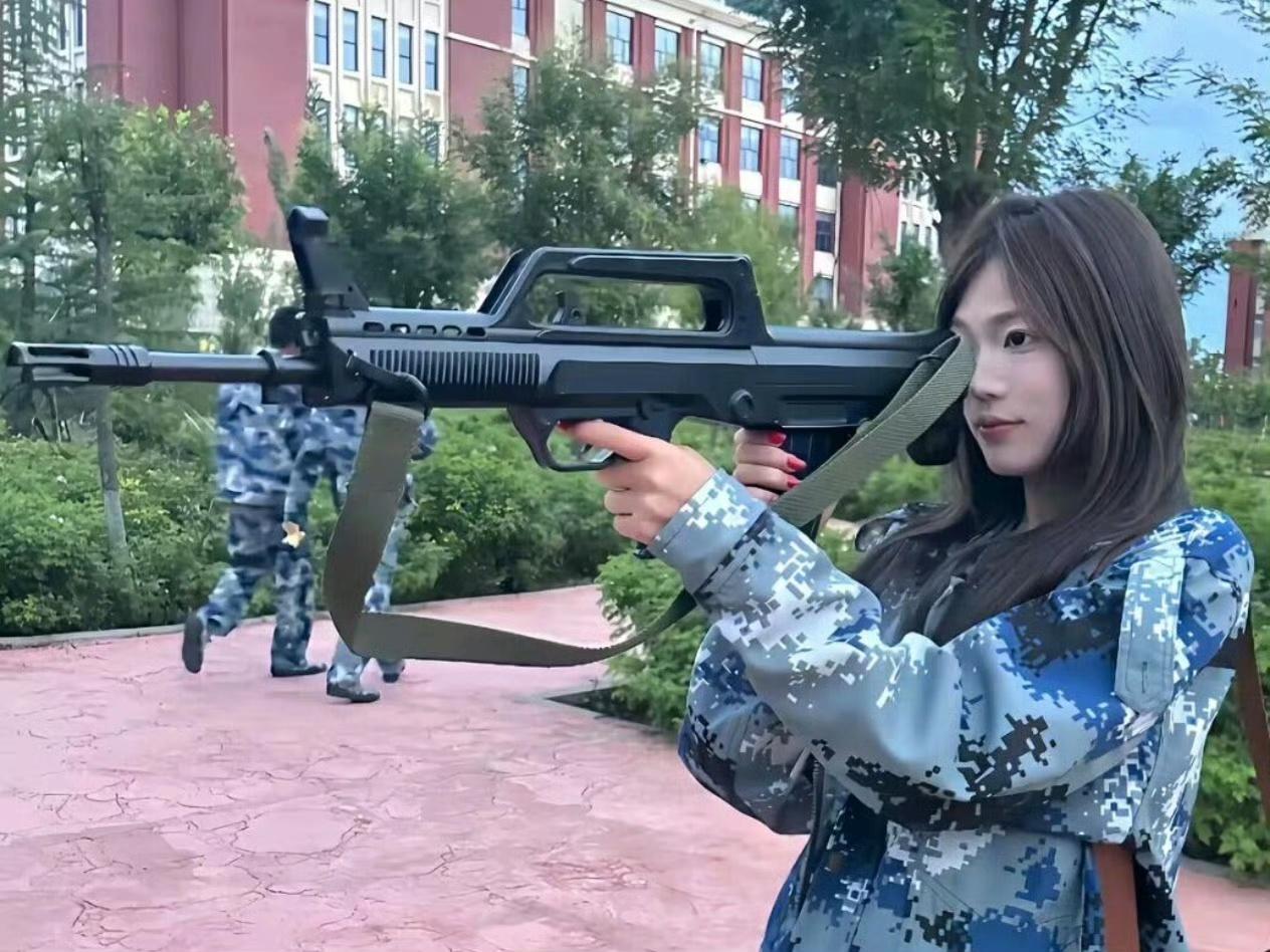 这摆拍......

这但凡枪上膛扣动扳机，轻则眼睛受伤，重则脑震荡......