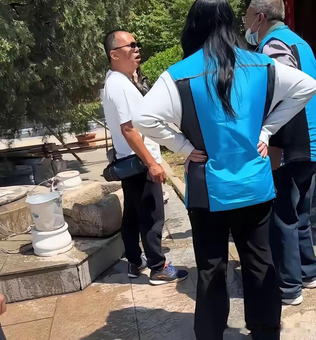 好心提醒都不行吗！青岛菩提寺这一幕，看哭无数人
 
5月1日，青岛灵珠山菩提寺，