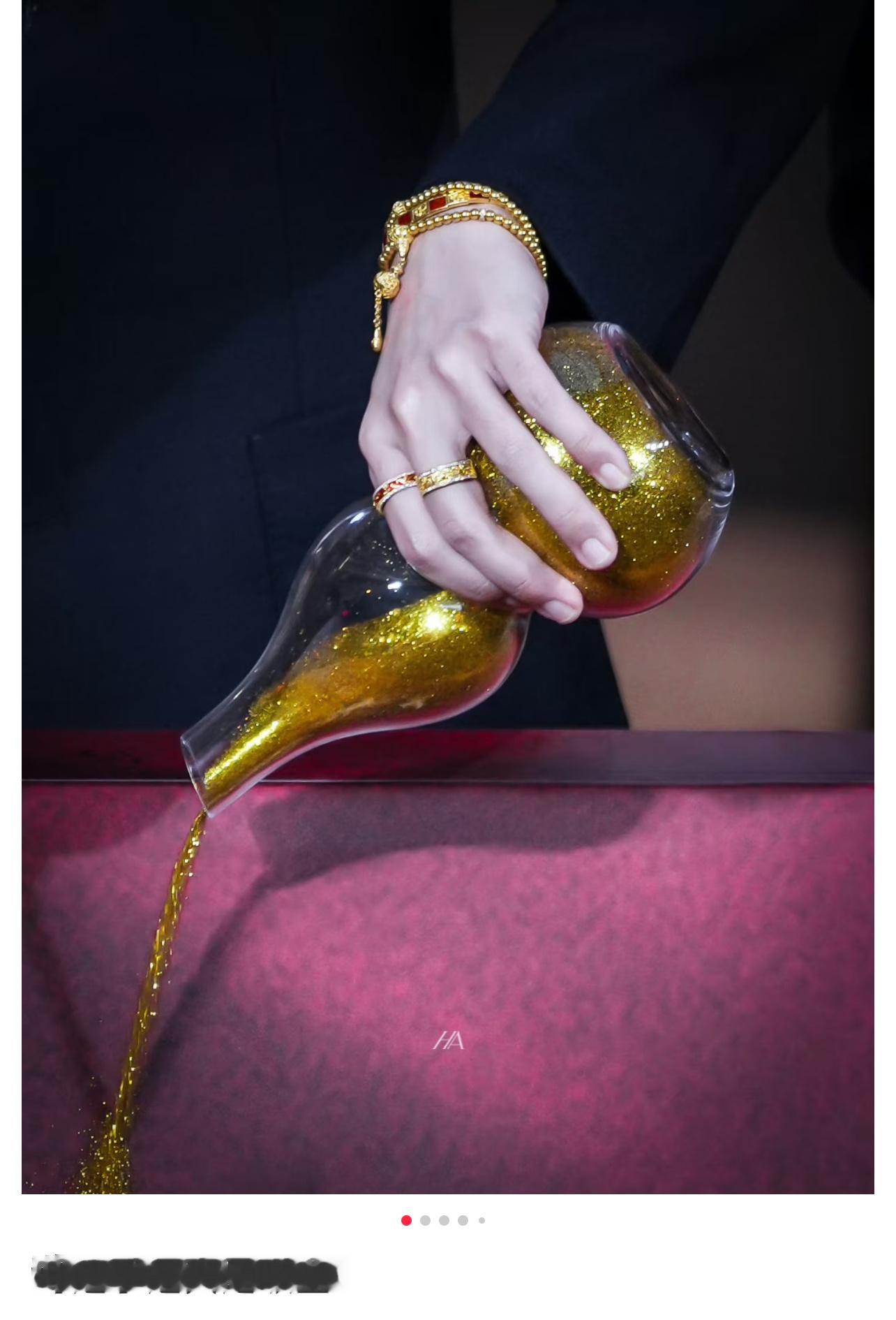 猜猜这是谁的手。 