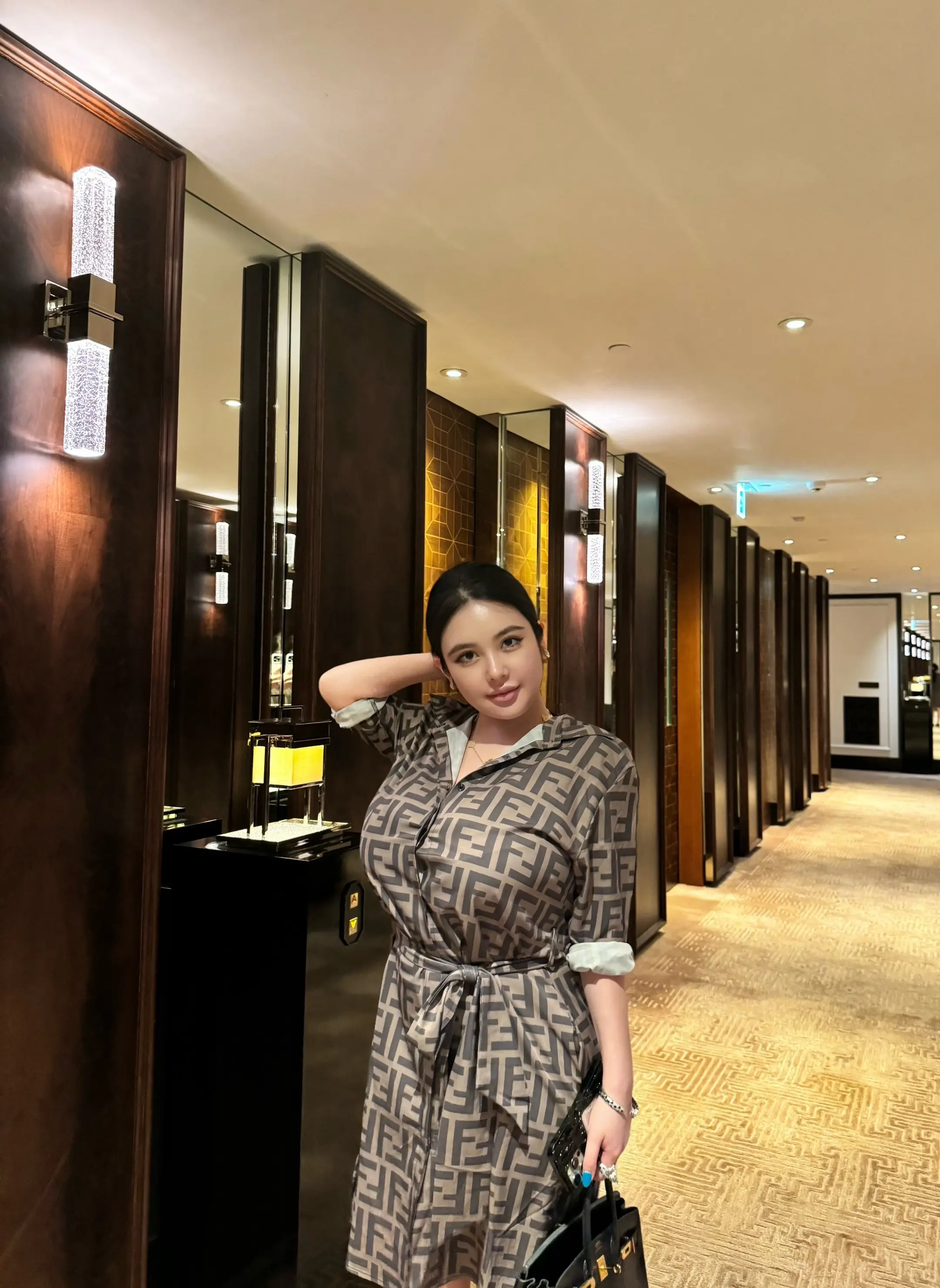 这个世界远永是弱者适应强者世，界也只重尊强者，所，以作为一女个人，要想...