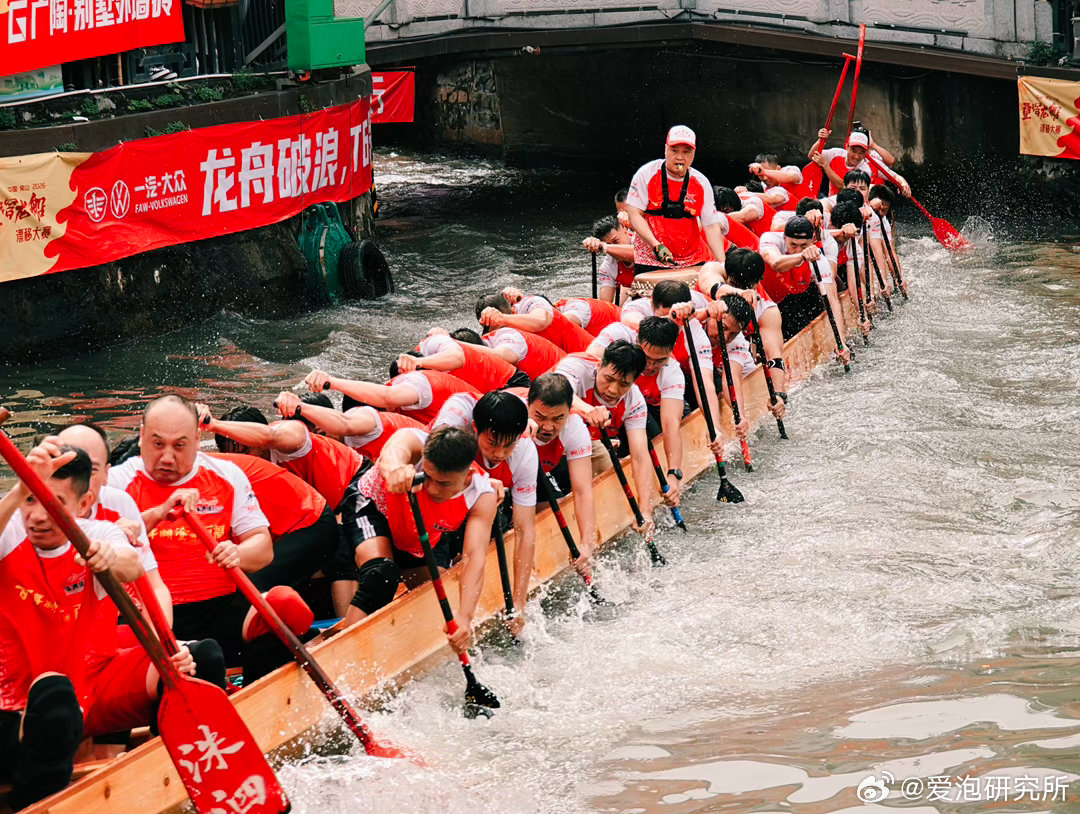 端午在叠滘看龙舟漂移～受美的邀请来到现场过节🚣♂️现场气氛很热烈，鼓声一响，整