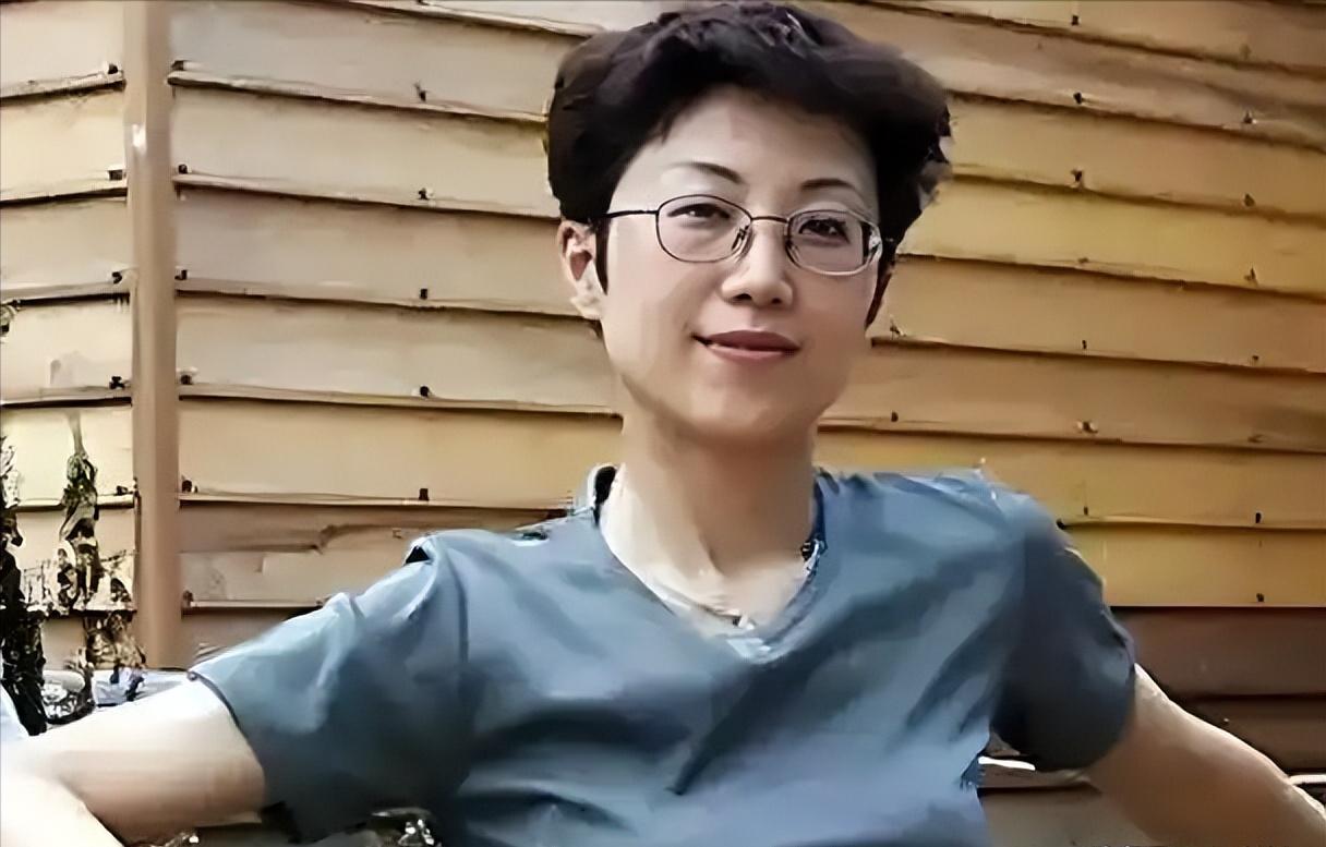 她持美国绿卡，带着丈夫和5岁儿子回国探亲，返程在北京首都机场准备离境时，被国家安