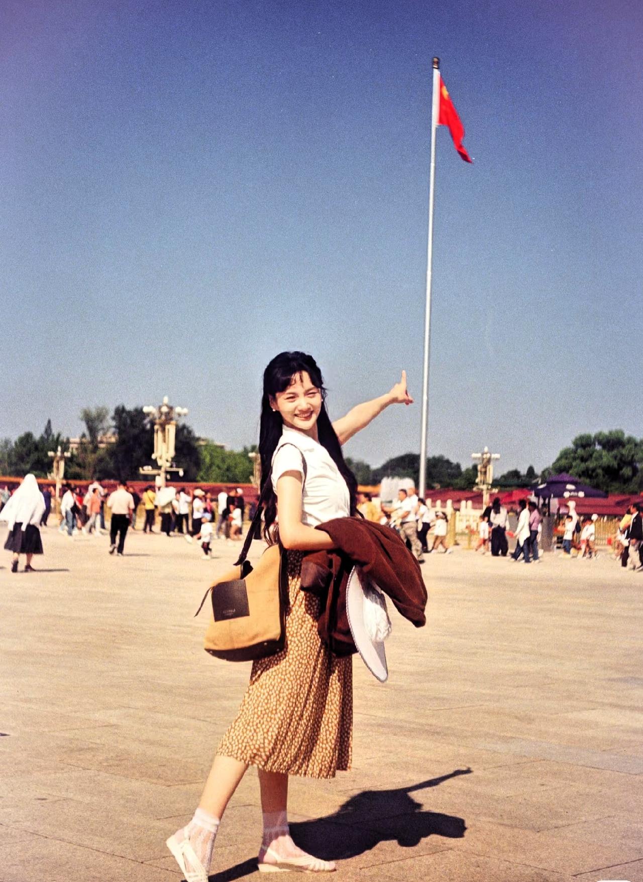 一位教育者坦言：
“我们得先护住孩子，
不病、不躁、不颓、不垮，

其余的，
不