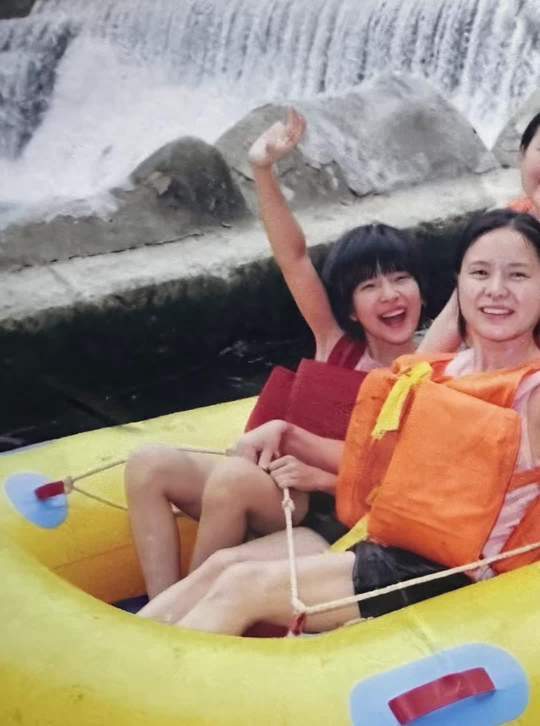 露儿鲜有的短发照可甜可盐好帅吖赵露思