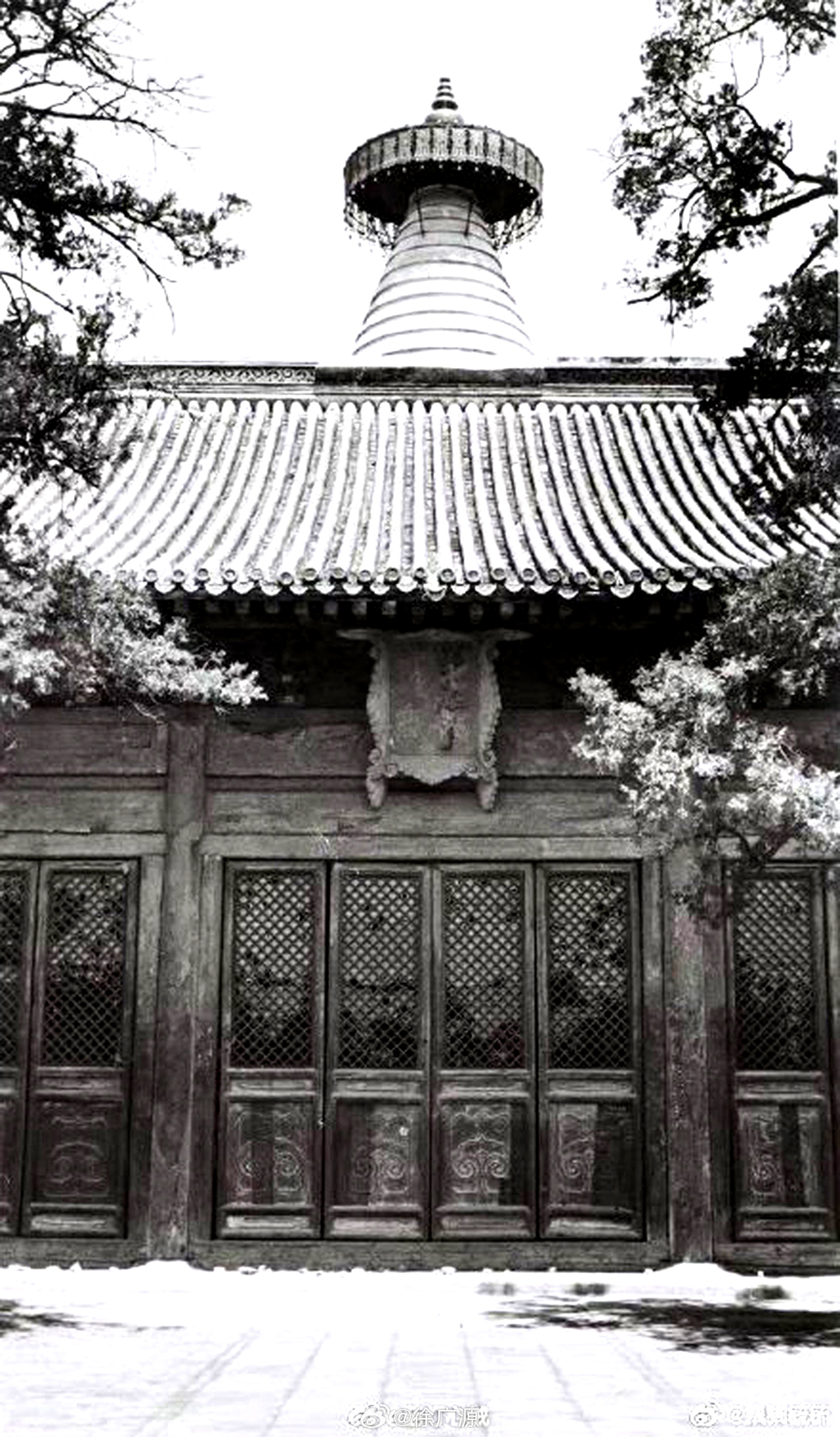 今天翻老照片，无意间发现白塔寺正殿的隔扇与后来新修缮的大殿隔扇不一样了，而且也没