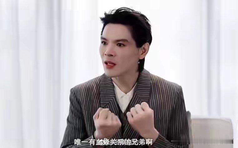向佐向佑兄弟合体直播！当众介绍“唯一血亲”，向家母子终于和解。向佐线下美妆直播的