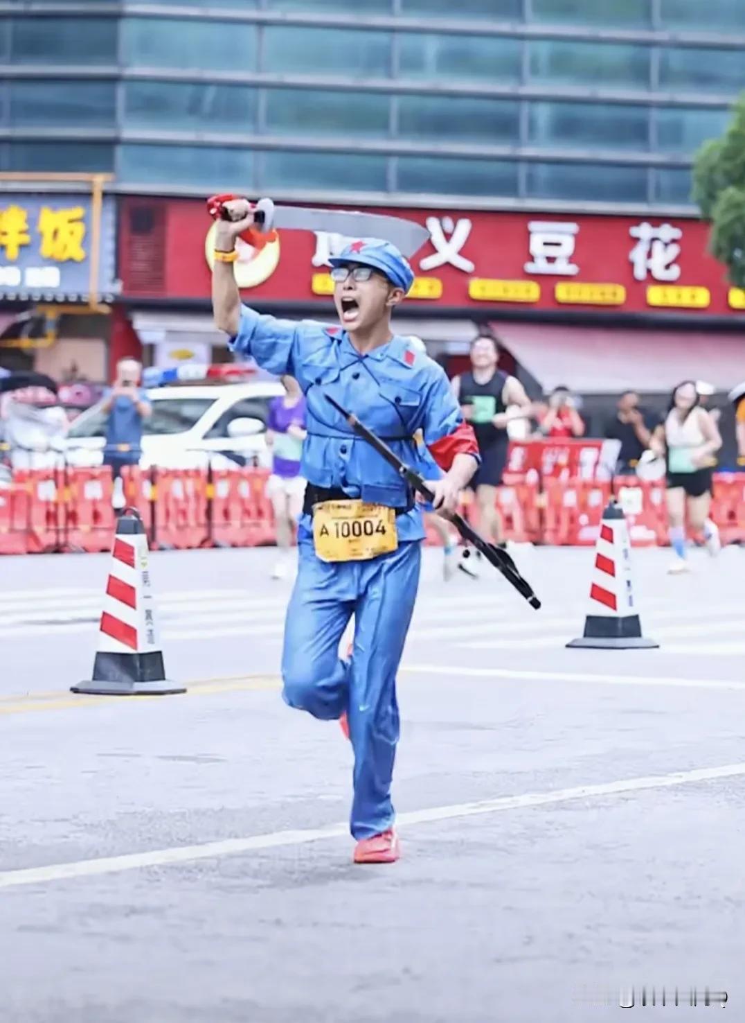 哈哈，小伙子太帅了！以后就穿这样的cosplay衣服上街，看那个地铁站敢拦着不让