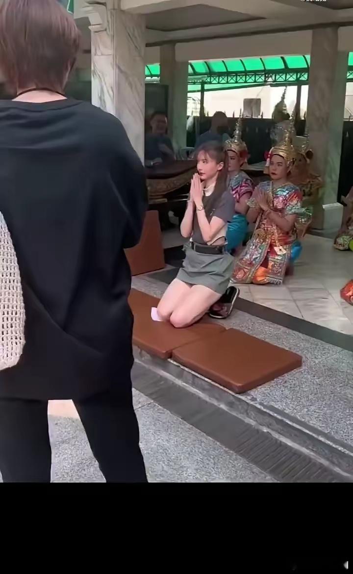 泰警方称会对王星类似案件提供协助 演员金晨，在泰国寺庙穿着超短裙，虔诚的跪地拜佛