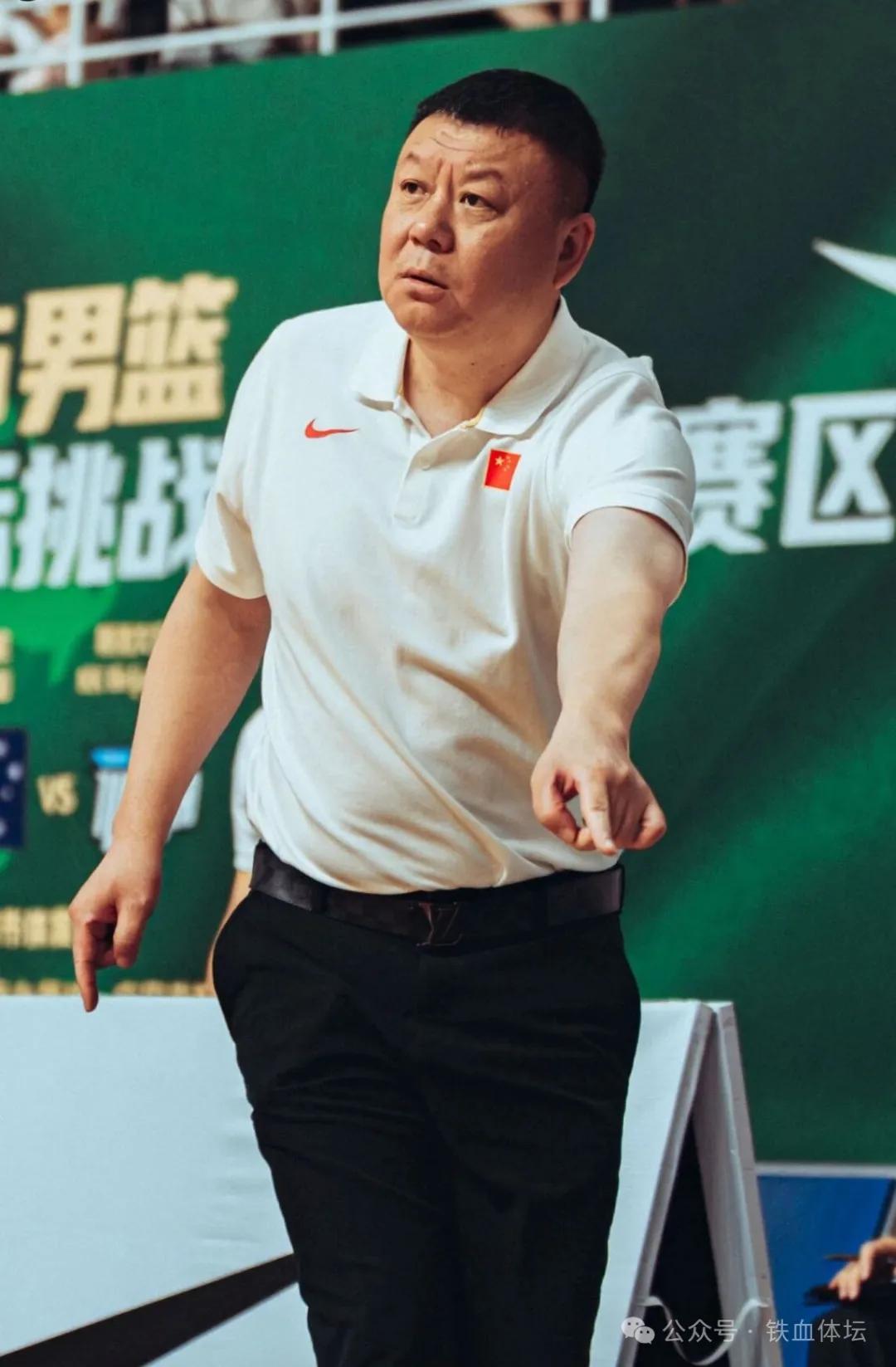 U16男篮决赛惨败，王建军的格局令人无语。

场上风云迭起，但他一整场都云淡风轻