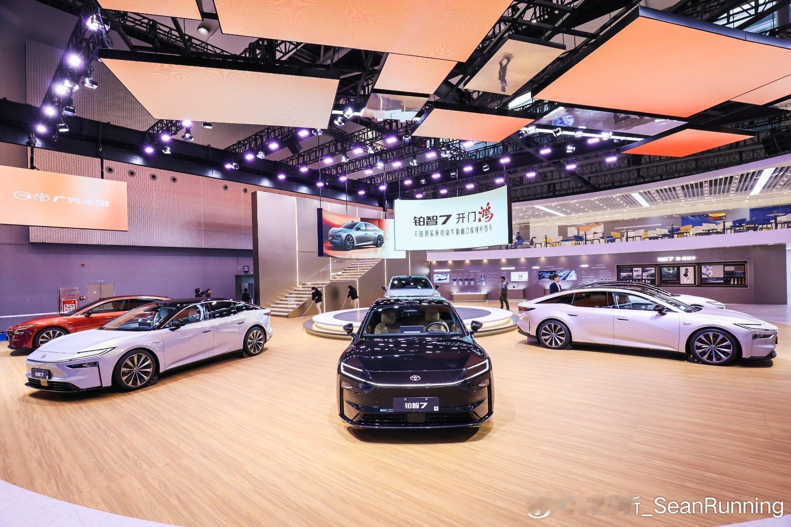 广州车展一开场，铂智7就成焦点“吸睛王”！外观上，D级行政车身与1.3黄金宽高比