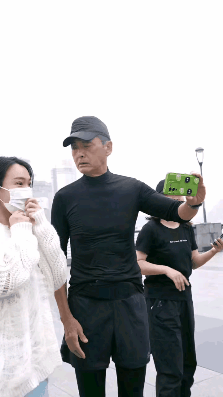 周润发跟粉丝合影满脸不耐烦[捂脸]
本来就不是很喜欢他，看过他和曾志伟一起欺负利