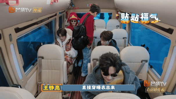 王栎鑫王栎鑫马年财神爷ootd确认过眼神，是来送钱的人！王栎鑫这财神爷造型，糊糊