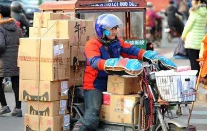 5月5日报道，浙江杭州一名男子从事快递回收退件相关工作，在岗时长一个多月，原本核