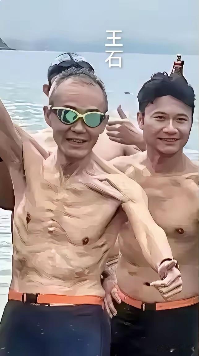 王石虽然喜欢健身，但毕竟年龄大了，身上的肌肉比较松弛，看起来非常的衰老，看来不服