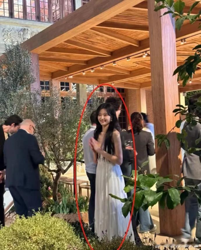 孙千，镜头难锁其美。本人超绝，妆容精致，五官灵动，发量更是令人羡慕，女明星的“发