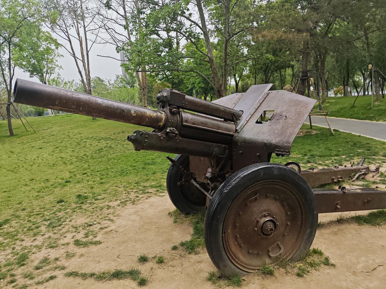 榴弹炮的轮胎

上午来了一位兄弟，带到抗战路口吃了一碗老郭家的葫芦头，感觉没有过
