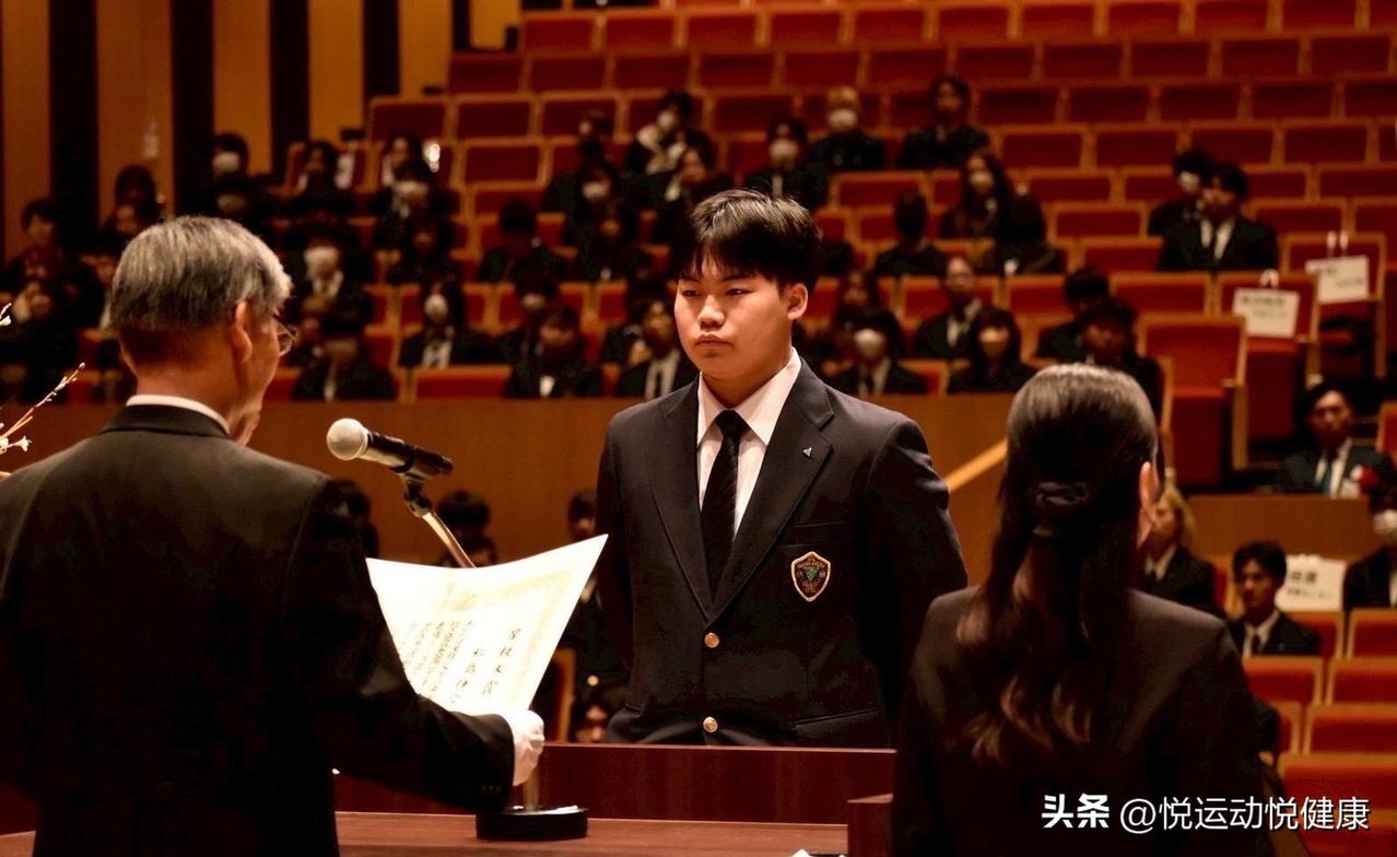 真被这小子惊到了！谁能想到，在赛场上把国乒逼到绝境的松岛辉空，居然才刚高中毕业！