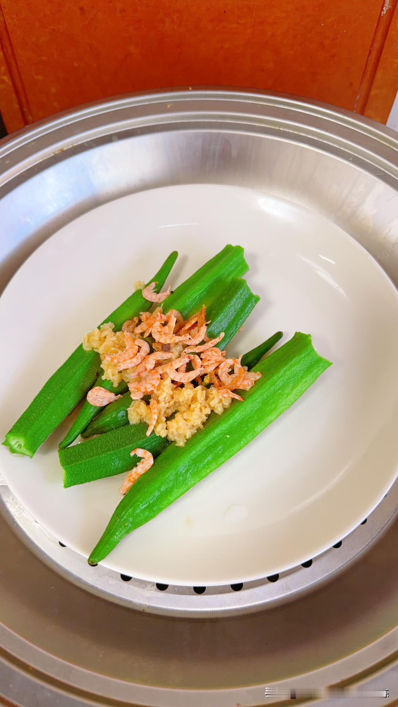 蒜蓉南极磷虾蒸秋葵，盐焗鸡腿，黄瓜鸡蛋炒扇贝，青岛大虾，玉米杂粮饭五常大米饭优质