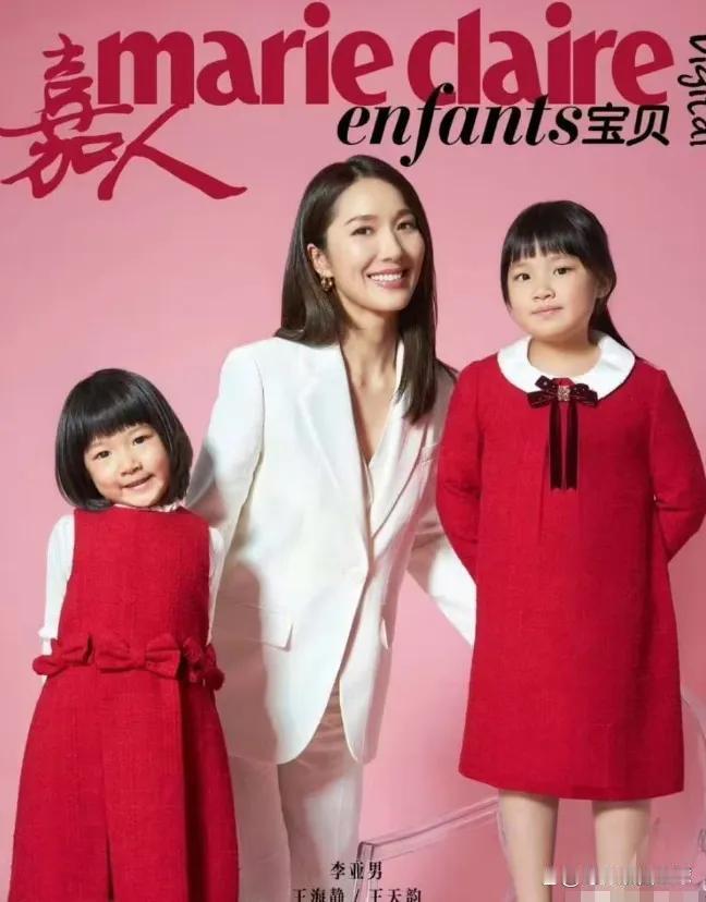 王祖蓝俩女儿近照曝光：基因“精准拆分”引热议，身高双双逆袭随妈 