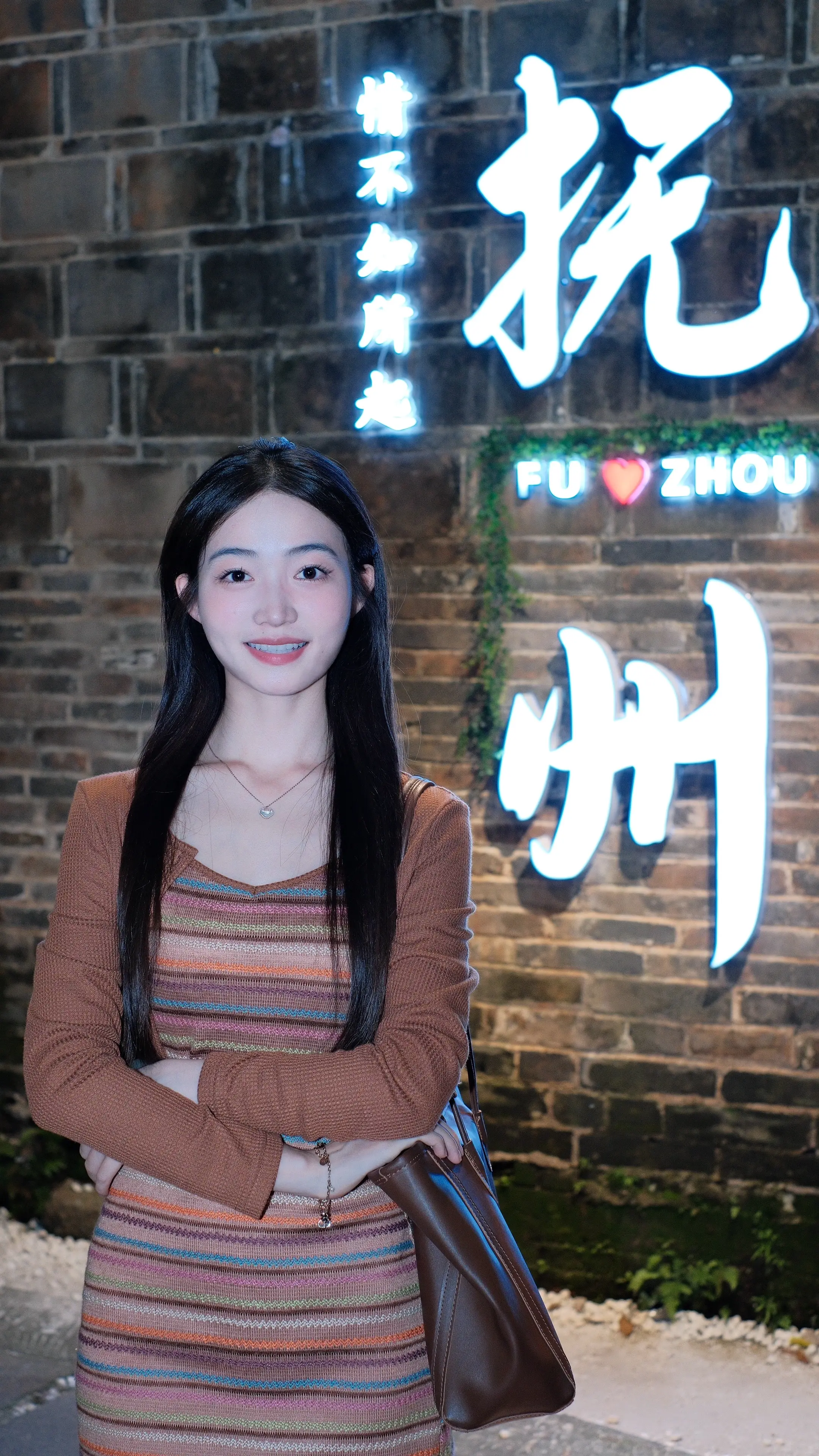 文昌里今晚有1亿人🫠。古街夜行三件套：奶茶、晚风、乱飞的头发