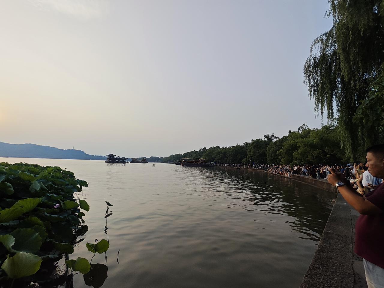 杭州今年没有往年热，往年这个时候气温要就上30℃+了，现在还在28℃左右晃动。眼