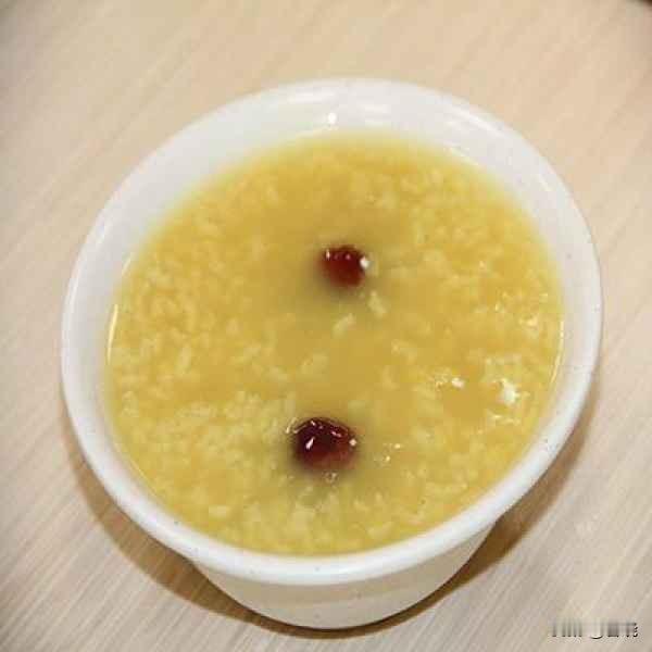 虽然已是白露时节，我还会延续夏日习惯，隔三差五，煮一锅荷叶百合粥给家人吃。
我用